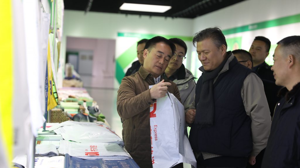 新疆新業(yè)能源化工有限公司副總經(jīng)理劉國(guó)亮、中科新材董事長(zhǎng) 張昊一行蒞臨河南特創(chuàng)生物考察